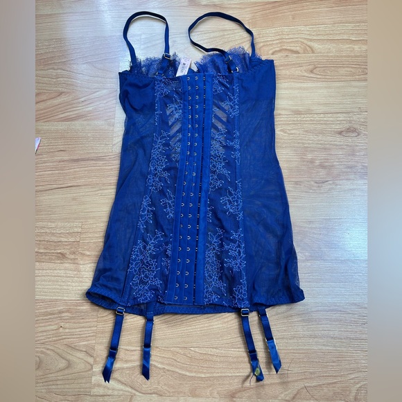 BRAND NEW VICTORIAS SECRET LINGERIE - Picture 2 of 3